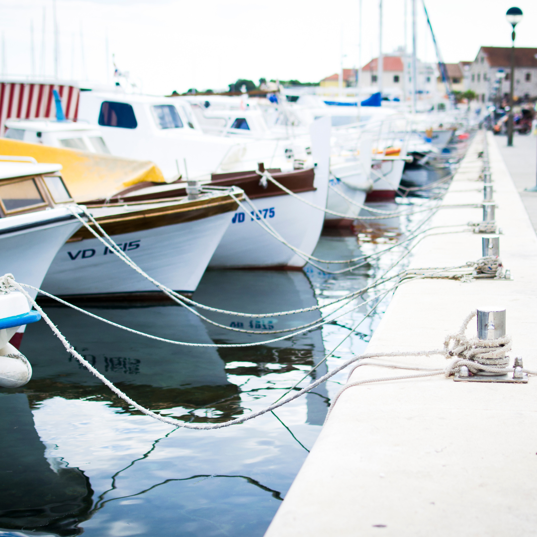 L’importance du nettoyage des bateaux de location : hygiène, sécurité et image de marque