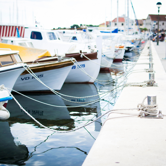 L’importance du nettoyage des bateaux de location : hygiène, sécurité et image de marque